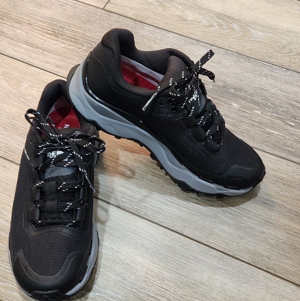The North Face Vectiv Black Athletic Hiking Shoes Size 5 Woman's - Picture 1 of 9
